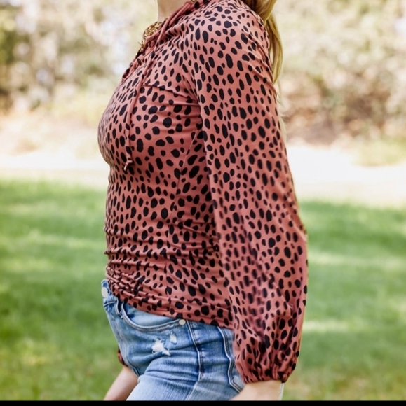 H. P.  SUGAR FOX LACE UP CHEETAH PRINT TOP - Picture 4 of 6
